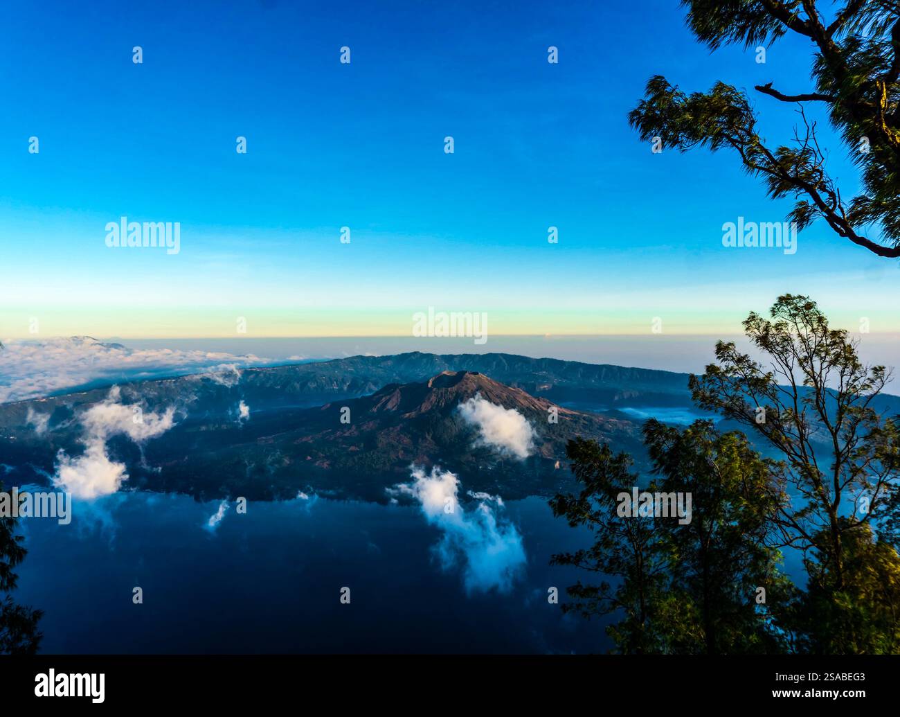 Mont Batur vu du Mont Abang, Bali, avec une mer de nuages à couper le souffle. Banque D'Images