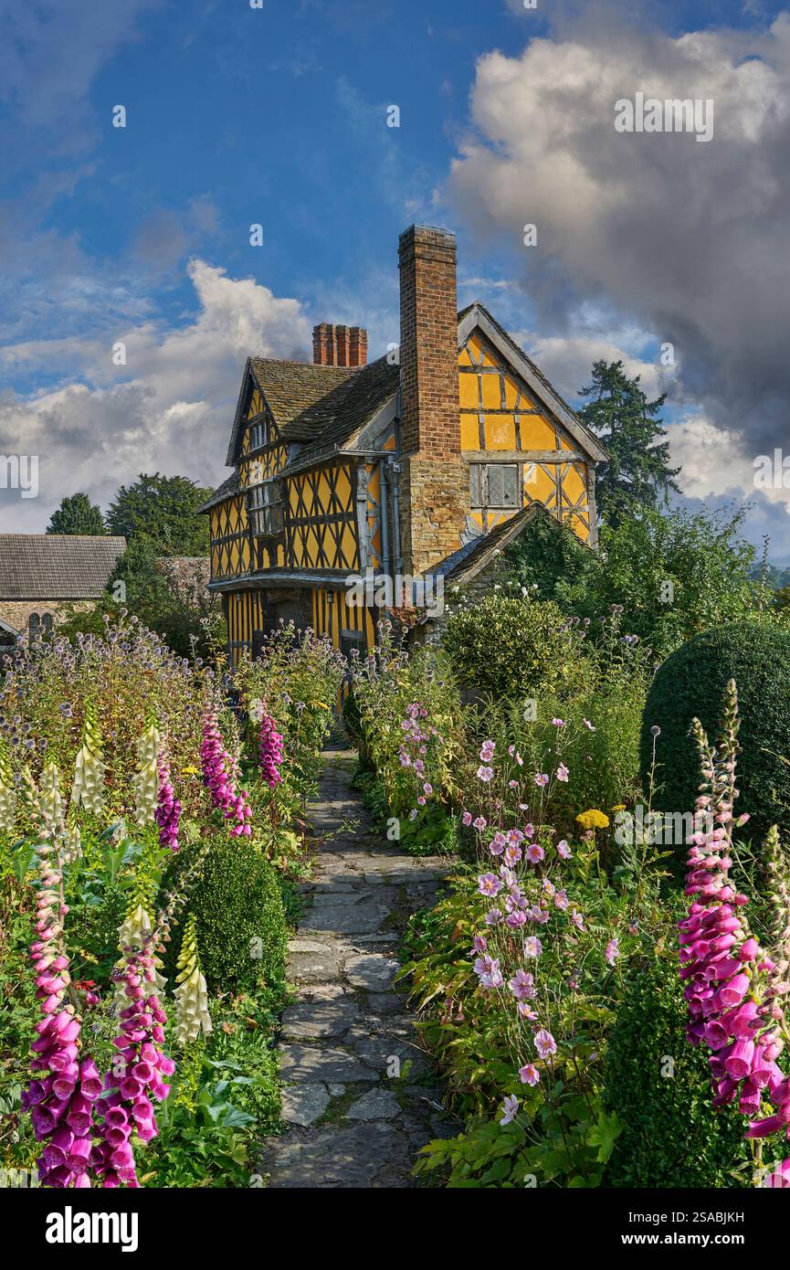 Le bâtiment élisabéthain à colombages dans les années 1280, Stokesay Castle, Shropshire, Angleterre, le manoir fortifié le mieux conservé au Royaume-Uni Banque D'Images Le bâtiment élisabéthain à colombages dans les années 1280, Stokesay Castle, Shropshire, Angleterre, le manoir fortifié le mieux conservé au Royaume-Uni Banque D'Images