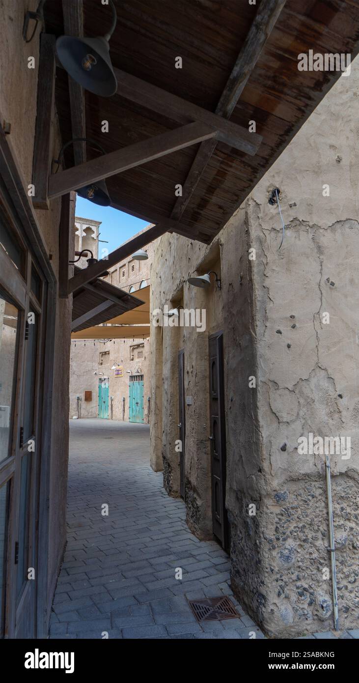Rue de Dubaï vieille ville ou ville Al Seef Khor dans le quartier Al Fahidi, Émirats arabes Unis. Image verticale. Banque D'Images