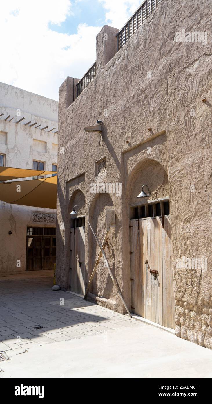 Rue de Dubaï vieille ville ou ville ou vieux village Al Seef Khor dans le quartier Al Fahidi, Émirats arabes Unis. Image verticale. Banque D'Images