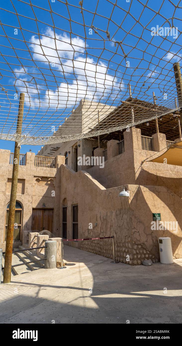 Rue de Dubaï vieille ville ou ville ou vieux village Al Seef Khor dans le quartier Al Fahidi, Émirats arabes Unis. Image verticale. Banque D'Images