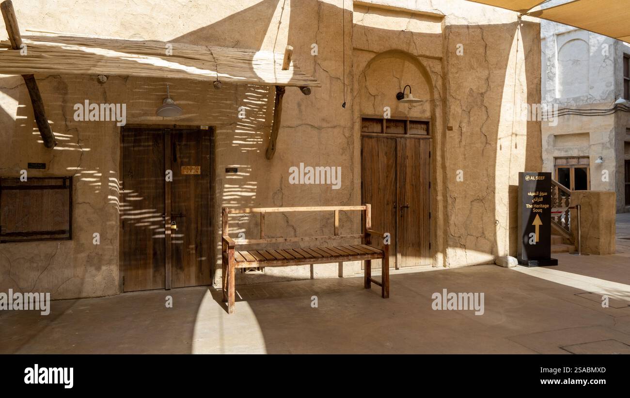 Banc en bois sur la rue de Dubaï vieille ville ou ville ou vieux village Al Seef Khor dans le quartier Al Fahidi, Émirats arabes Unis. Banque D'Images