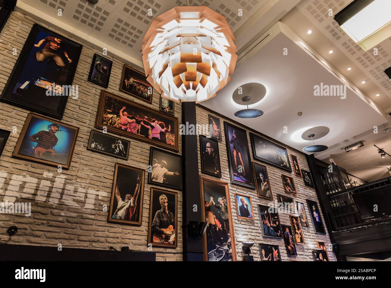 Bruxelles, Belgique - 11 20 2017 : intérieur de l'ancien café belge, décoré de vieilles photos de concert Banque D'Images