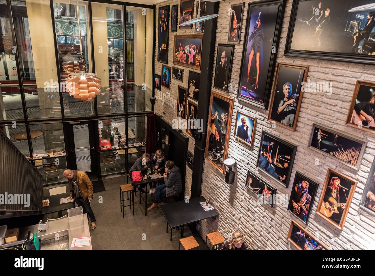 Bruxelles, Belgique - 11 20 2017 : intérieur de l'ancien café belge, décoré de vieilles photos de concert Banque D'Images