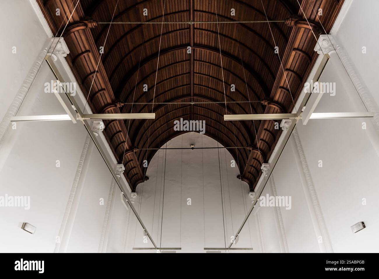 Charleroi, région wallonne - Belgique - 09 03 2017 : architecture intérieure voûtée du musée de la photographie Banque D'Images