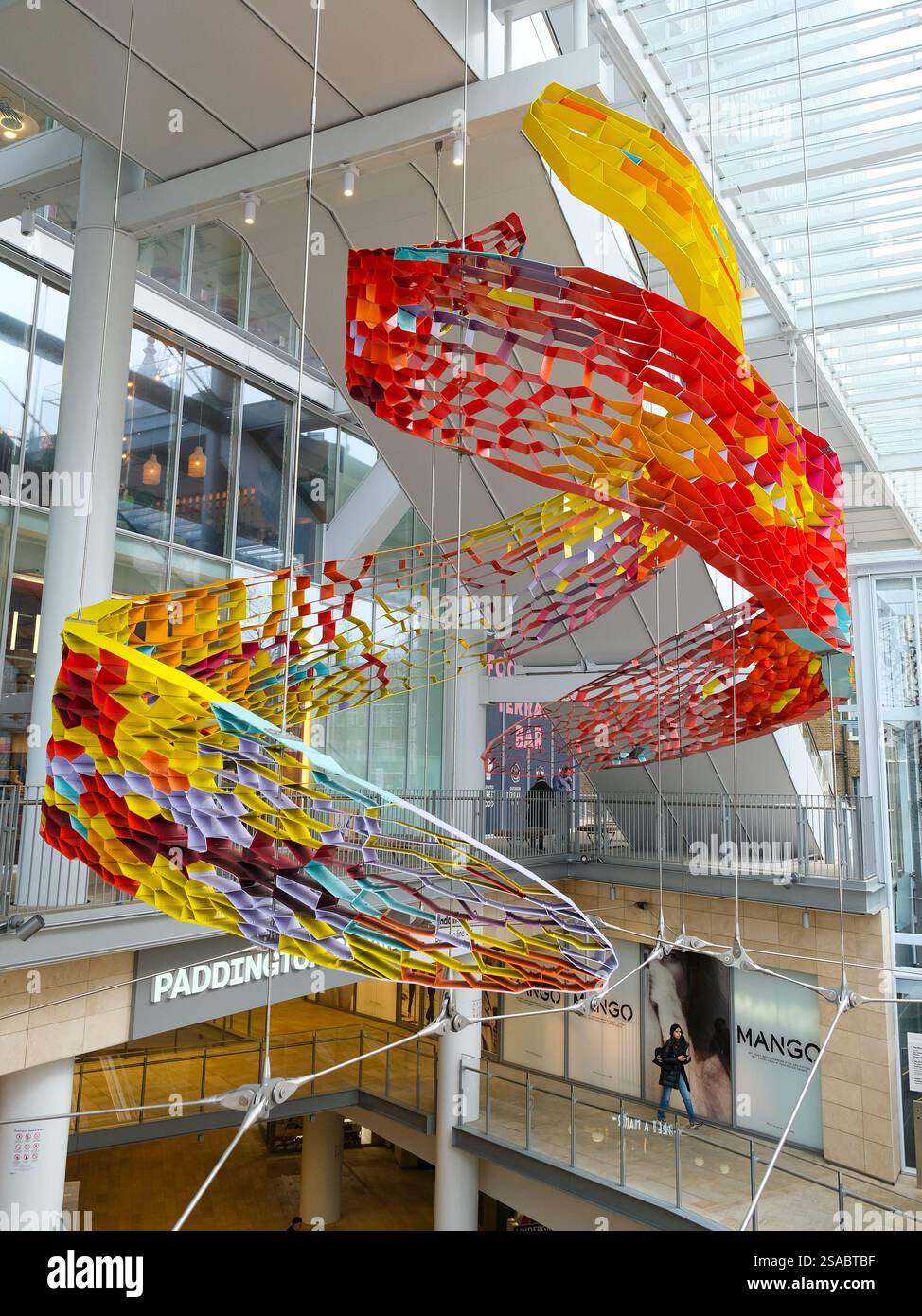 Londres, Royaume-Uni. 29 janvier 2025. Une sculpture rouge et jaune à grande échelle devant la gare de Paddington marque l'année du serpent alors que des millions de personnes commencent à célébrer le nouvel an lunaire. Crédit : onzième heure photographie/Alamy Live News Banque D'Images