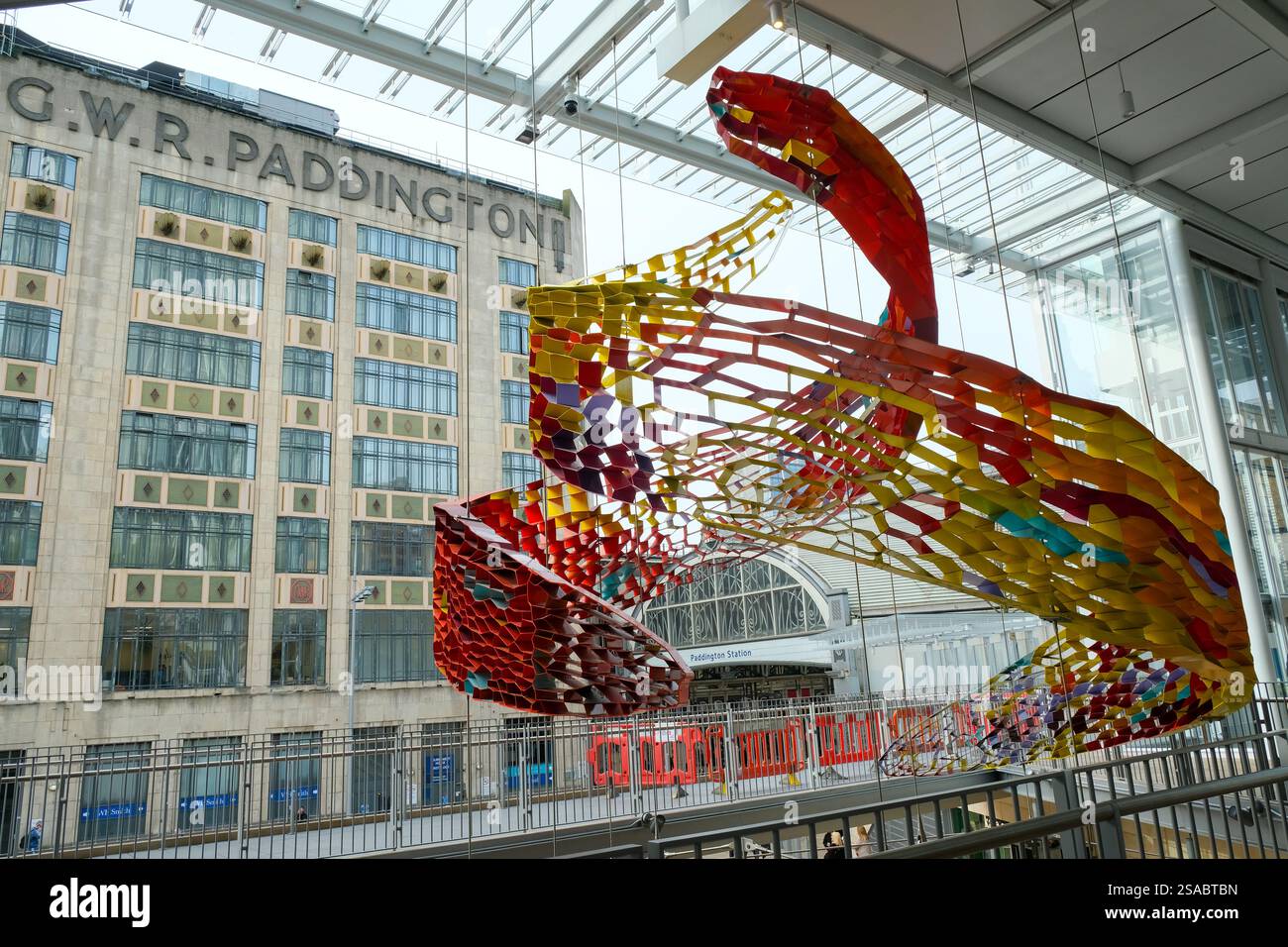Londres, Royaume-Uni. 29 janvier 2025. Une sculpture rouge et jaune à grande échelle devant la gare de Paddington marque l'année du serpent alors que des millions de personnes commencent à célébrer le nouvel an lunaire. Crédit : onzième heure photographie/Alamy Live News Banque D'Images