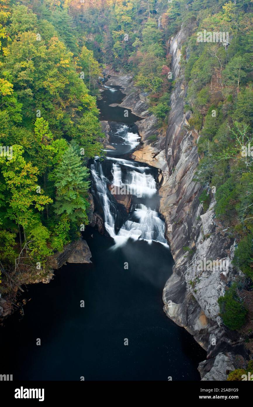 GA00018-00....GEORGIA - la gorge de Tallulah et les chutes d'eau vues depuis le North Rim Trail dans le parc d'État de Talulah Falls. Banque D'Images
