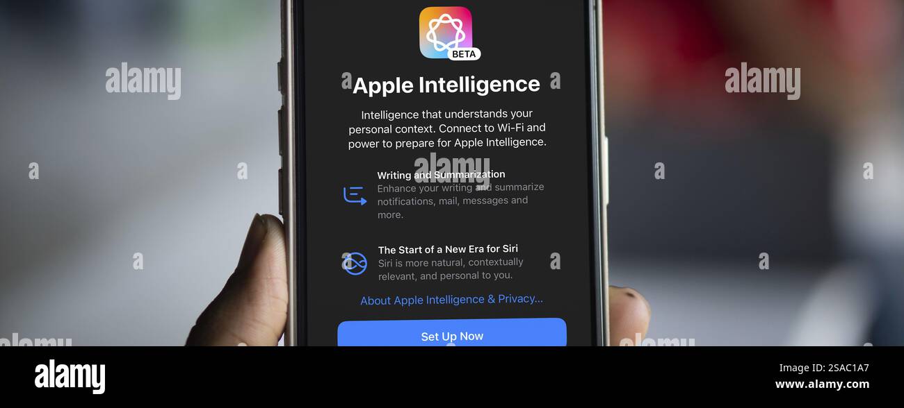 Gros plan de l'écran d'un smartphone affichant l'écran de configuration d'Apple Intelligence Banque D'Images