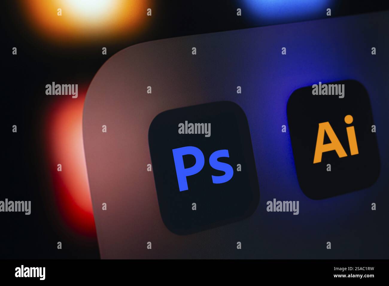 Gros plan d'un écran iPad affichant Adobe Photoshop et l'application adobe Illustrator Banque D'Images