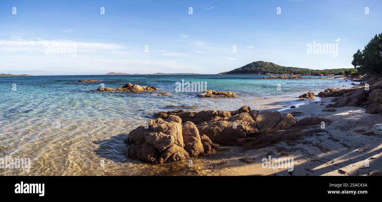 Une photo de la belle plage de Liscia Ruja en Sardaigne Banque D'Images