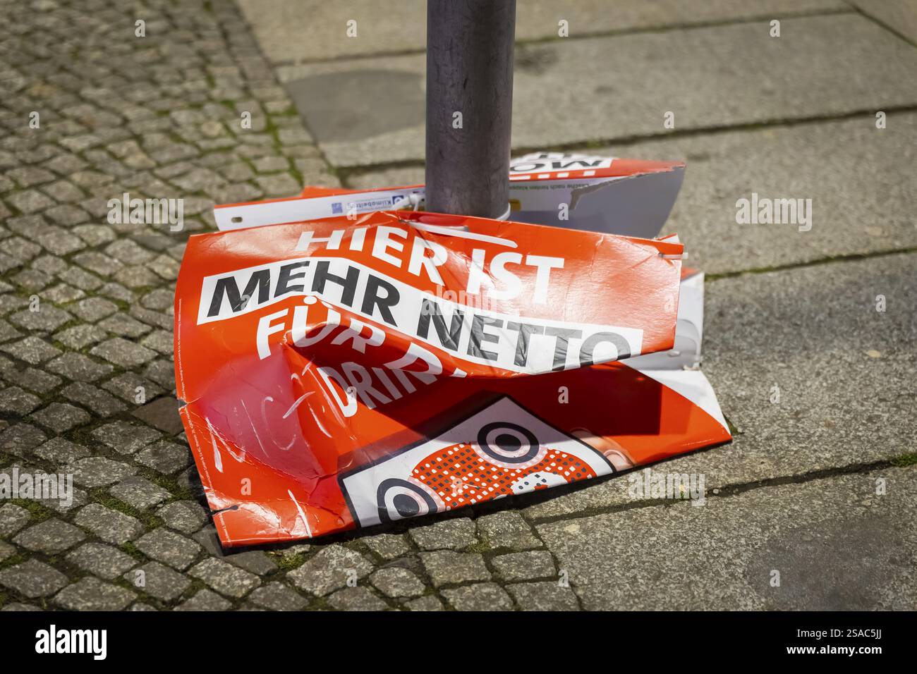 La phase chaude de la campagne électorale de l'État en Saxe peut être vu dans la quantité de messages différents sur les arbres et les lampadaires. Ici, un élec. De vitesse endommagé Banque D'Images