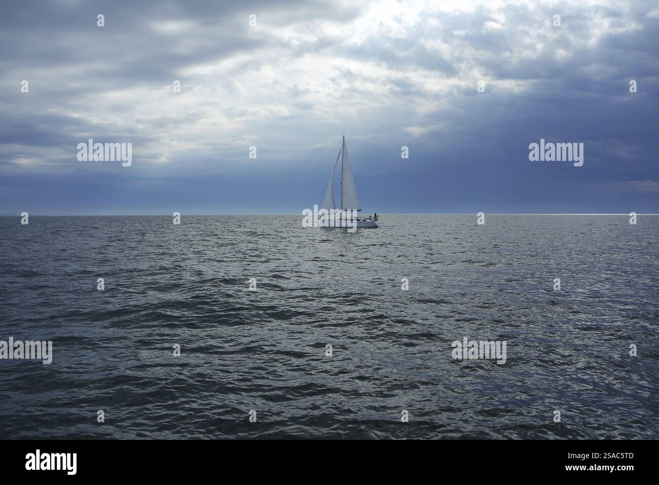 Yacht à voile seul en haute mer Banque D'Images