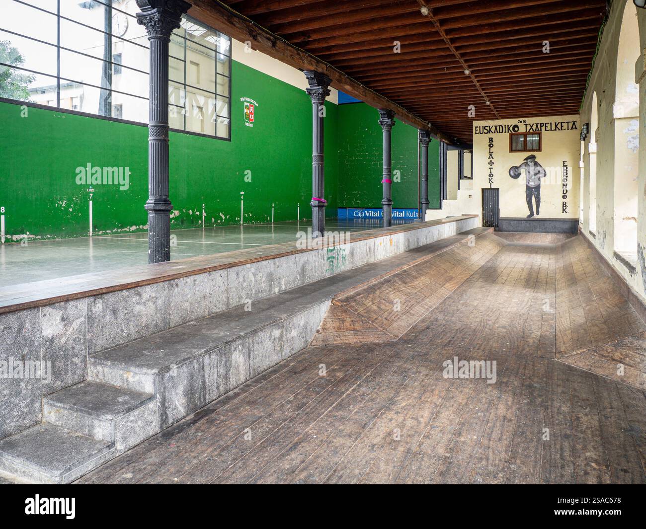 Basque ball fronton, bâtiment du 19ème siècle de style éclectique, ancien casino, Artziniega, Alava, País Vasco, Espagne Banque D'Images
