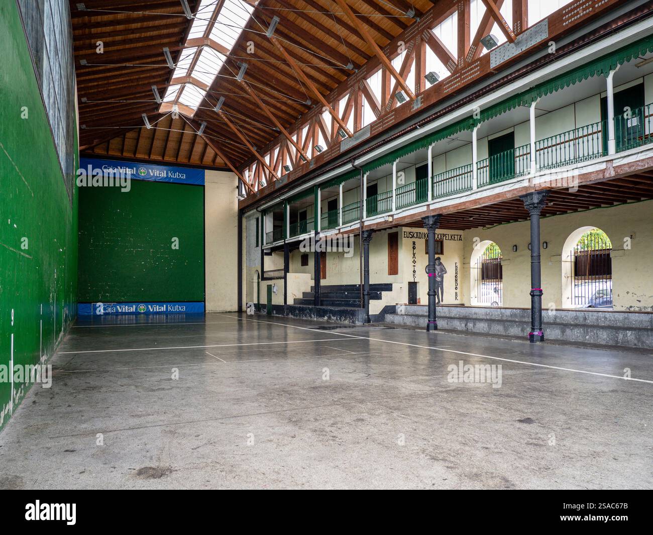Basque ball fronton, bâtiment du 19ème siècle de style éclectique, ancien casino, Artziniega, Alava, País Vasco, Espagne Banque D'Images