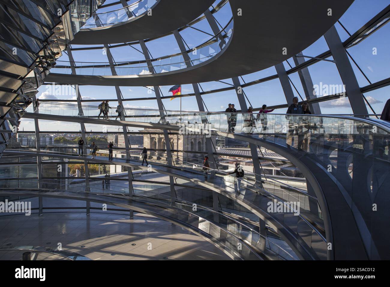 Le dôme scintillant du Reichstag brille dans toute sa splendeur tandis que les visiteurs explorent l'intérieur moderne. Le verre et l'acier fusionnent harmonieusement et offrent une brea Banque D'Images