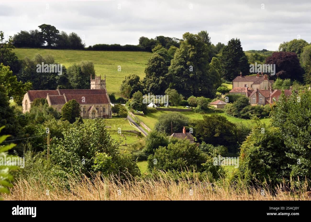 Soleil d'été sur l'église St Jean Baptiste dans le village de Horningsham dans la vallée abritée près de Longleat House dans le Wiltshire Banque D'Images