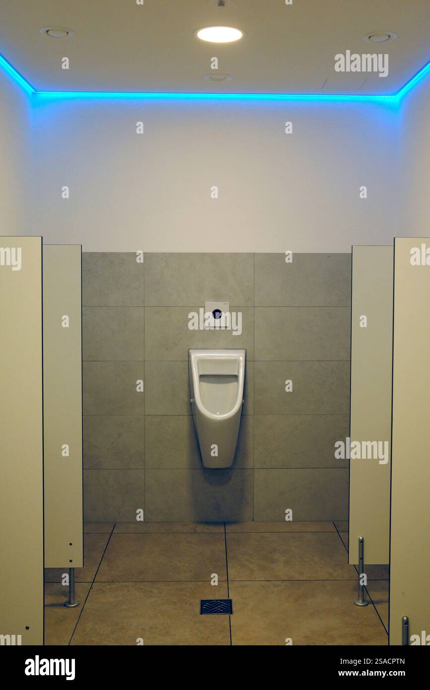 Urinoir blanc dans les toilettes publiques des hommes. Urinoirs en céramique dans les toilettes des hommes. Santé de la vessie de l'homme avec concept de problème d'incontinence urinaire.Allemagne. Banque D'Images