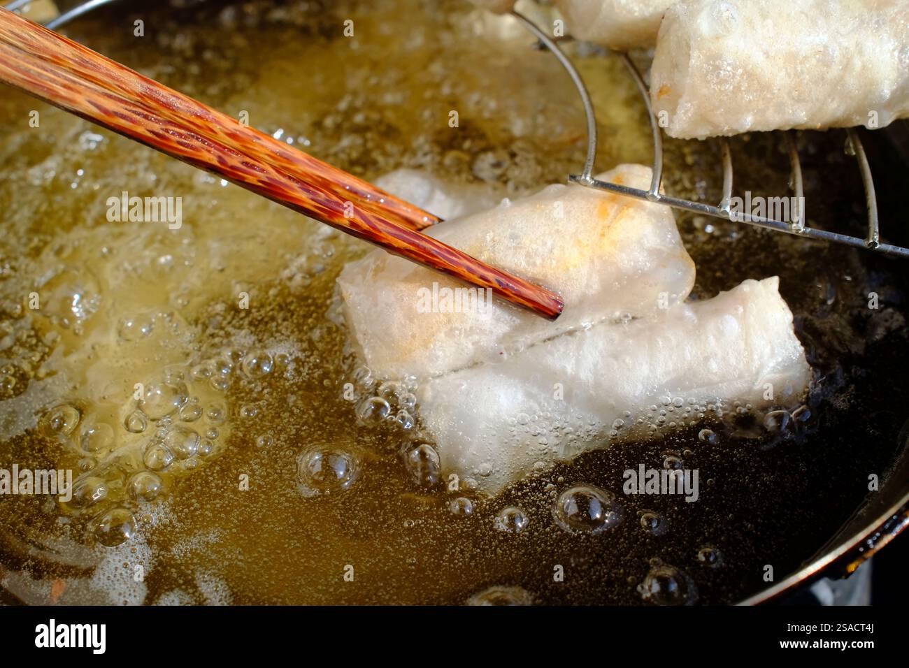 Fabrication de rouleaux de printemps traditionnels de porc vietnamien. Nourriture de rue. Banque D'Images