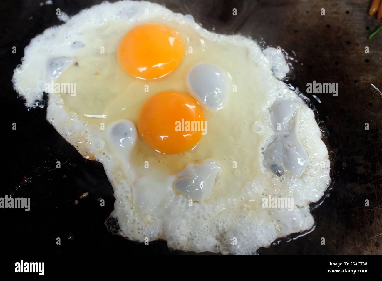 Deux œufs au plat dans une poêle. Petit déjeuner. Paris. France. Banque D'Images