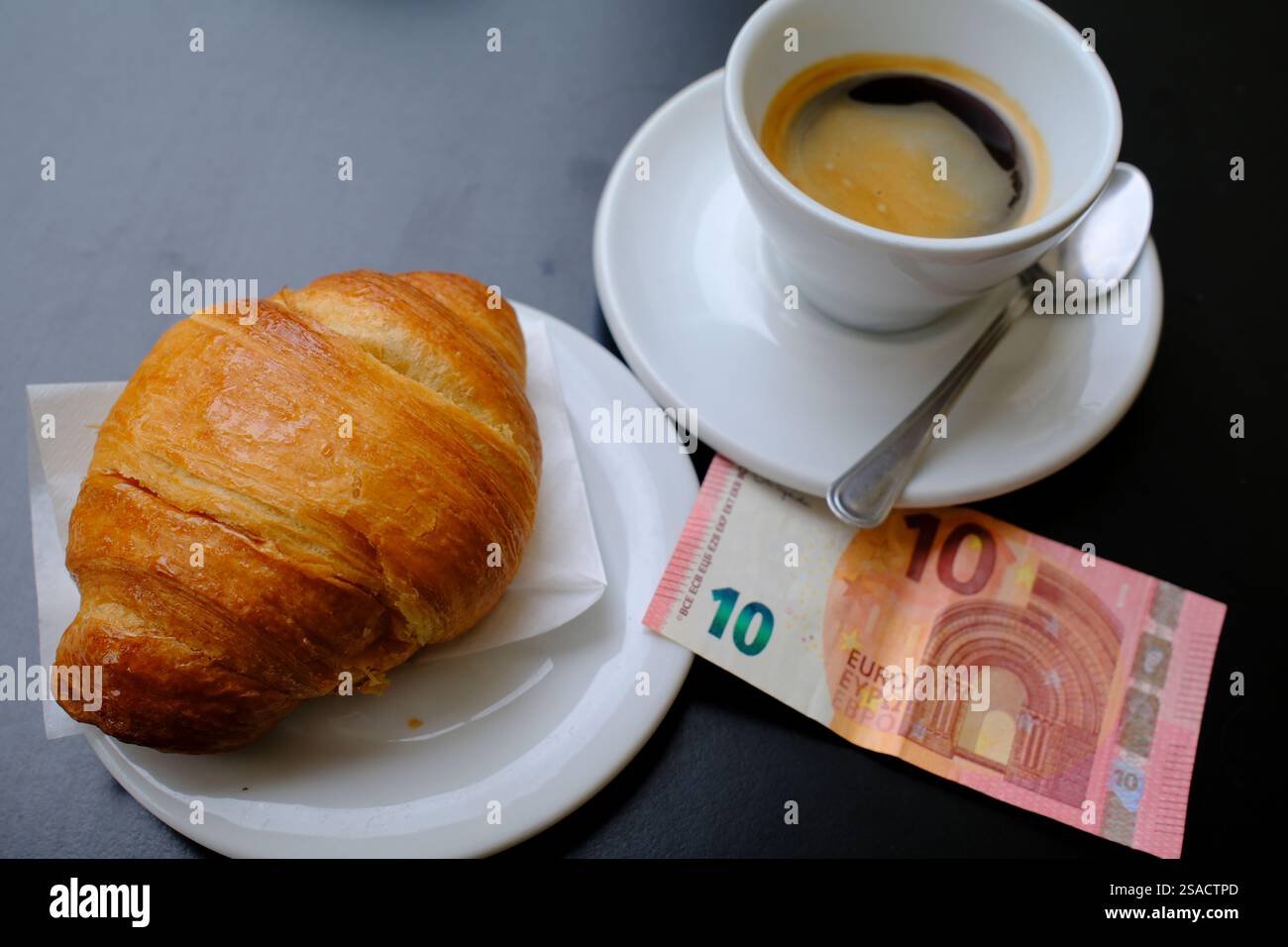 Expresso noir, croissant et dix euros. Petit déjeuner. Italie. Banque D'Images