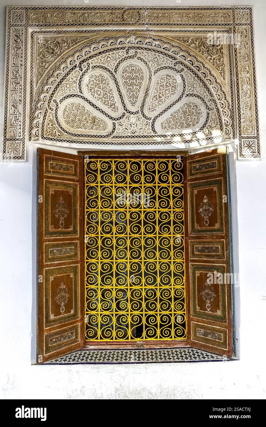 Fenêtre ornée dans le palais Bahia, Marrakech, Maroc Banque D'Images