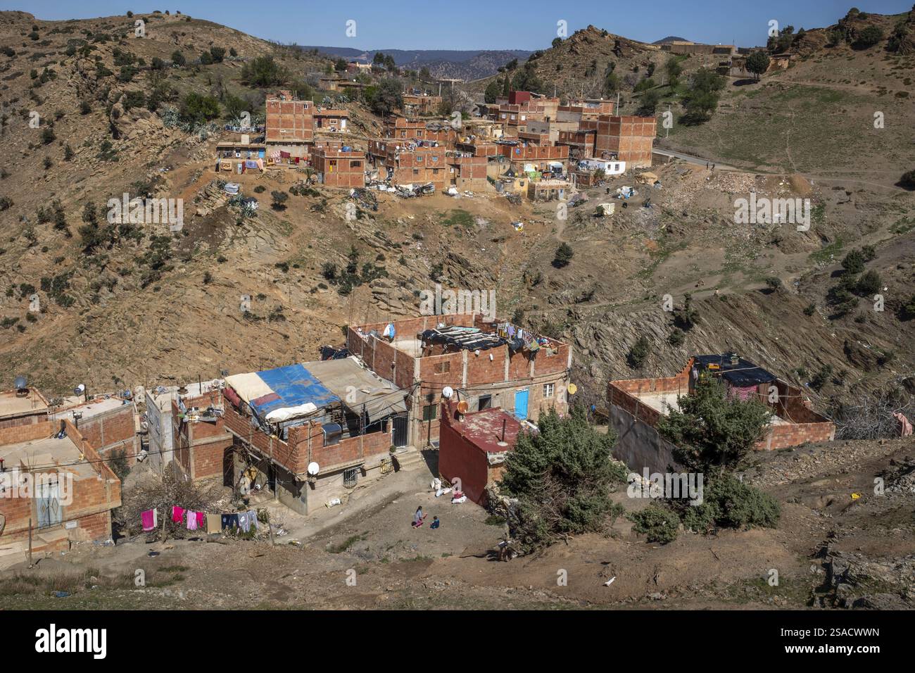 Bâtiments sur les collines à la périphérie d'Azrou, Maroc. Banque D'Images