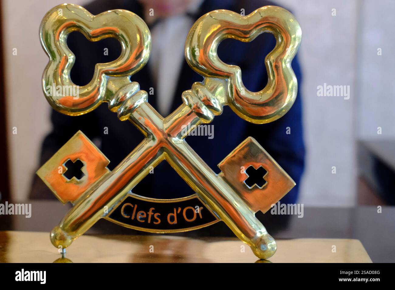 Concierge dans un hôtel de luxe avec le symbole des 2 clés. Banque D'Images Concierge dans un hôtel de luxe avec le symbole des 2 clés. Banque D'Images