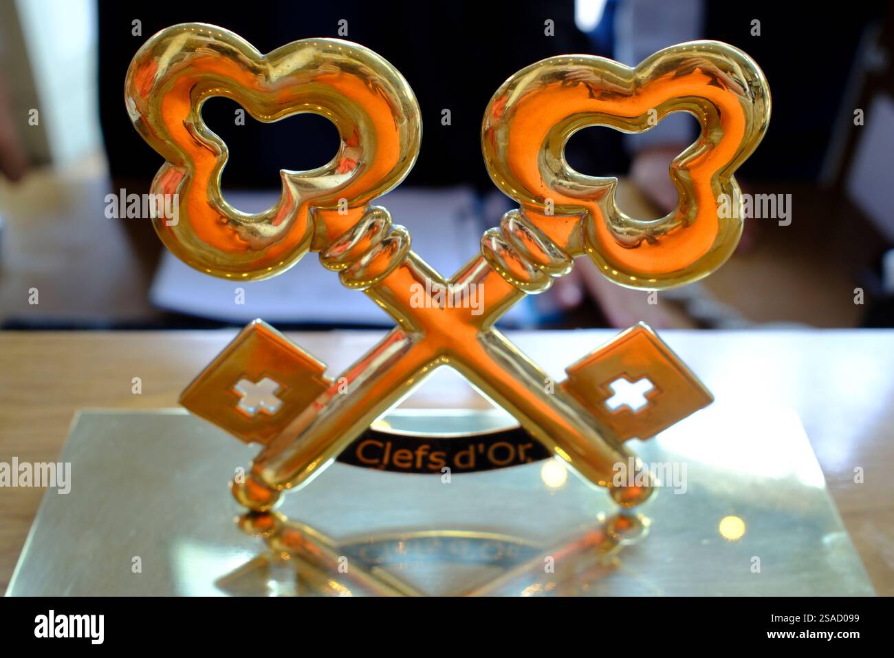 Concierge dans un hôtel de luxe avec le symbole des 2 clés. Banque D'Images Concierge dans un hôtel de luxe avec le symbole des 2 clés. Banque D'Images