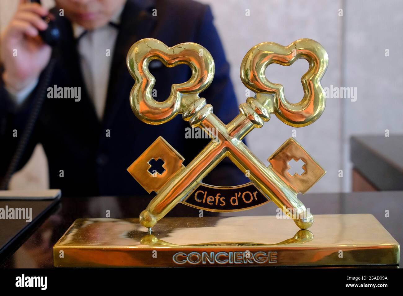 Concierge dans un hôtel de luxe avec le symbole des 2 clés. Banque D'Images Concierge dans un hôtel de luxe avec le symbole des 2 clés. Banque D'Images