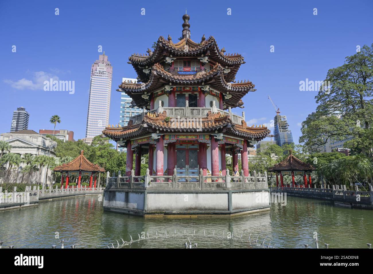 Grande pagode, lac dans 228 Peace Memorial Park, Taipei, Taiwan, Asie Banque D'Images