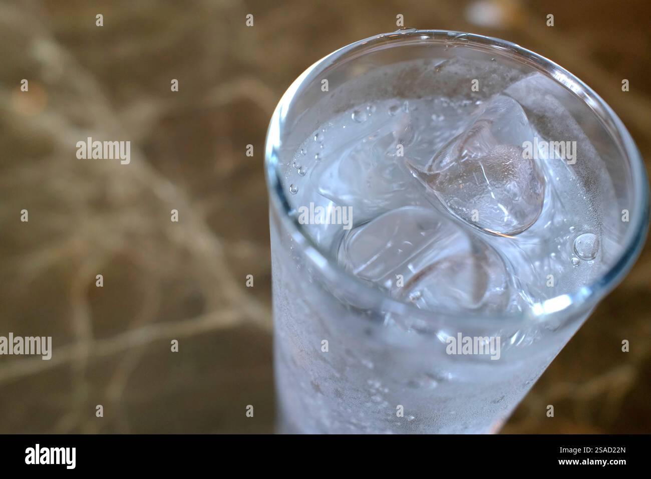 Verre d'eau pétillante avec de la glace. Banque D'Images