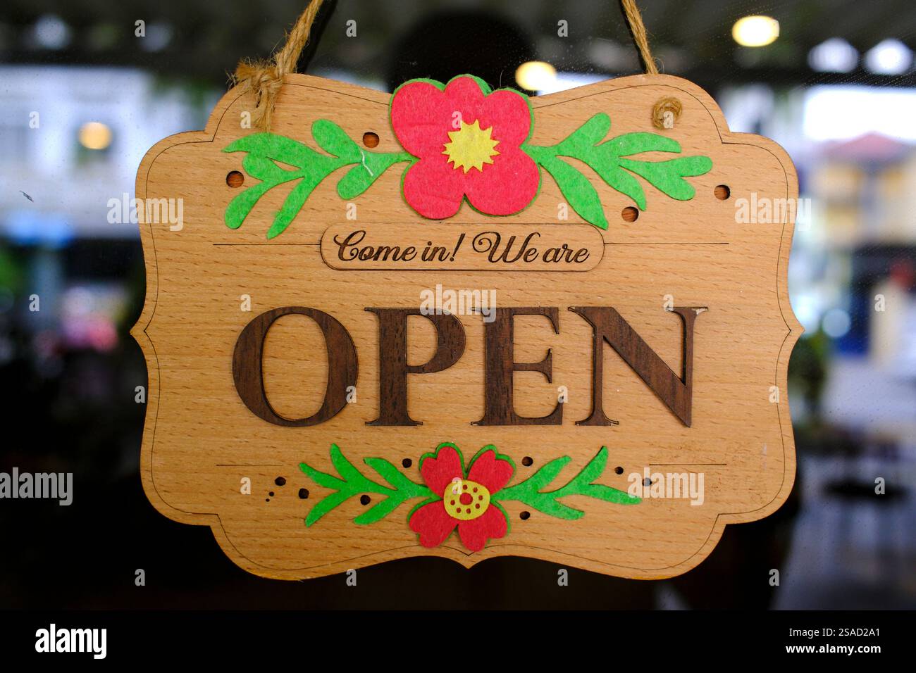 Ouvrir le signe de magasin sur une fenêtre. Banque D'Images Ouvrir le signe de magasin sur une fenêtre. Banque D'Images