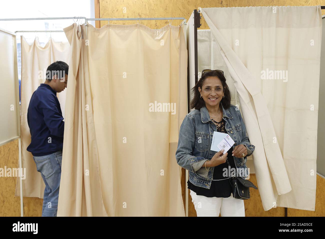 Femme sortant d'une cabine de vote lors d'une élection à Montrouge, France Banque D'Images