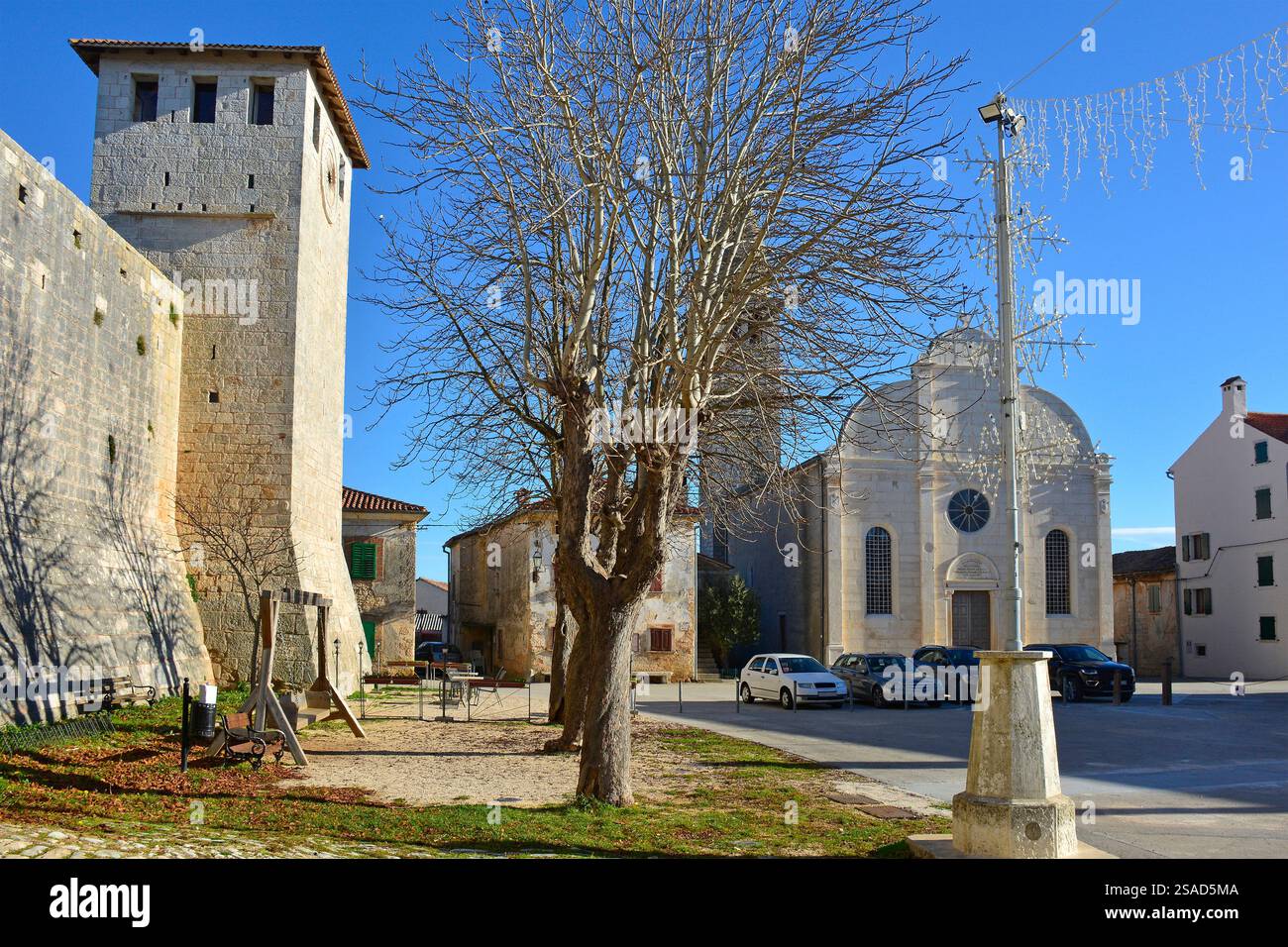 Le château historique de Morosini-Grimani sur la place Gradski Trg dans le village de Svetvincenat dans le centre de l'Istrie, Croatie. Milieu du XIIIe siècle Banque D'Images