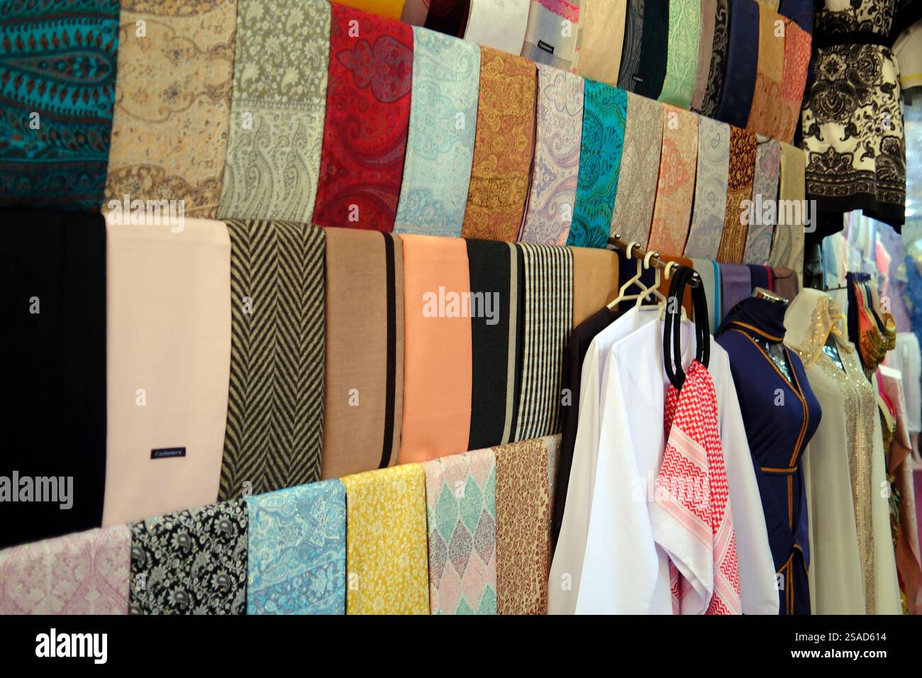 Kufiya - coiffe arabe traditionnelle pour hommes dans un magasin de vêtements orientaux. Matériau en tissu de couleur différente à vendre. Dubaï, Émirats arabes Unis Banque D'Images