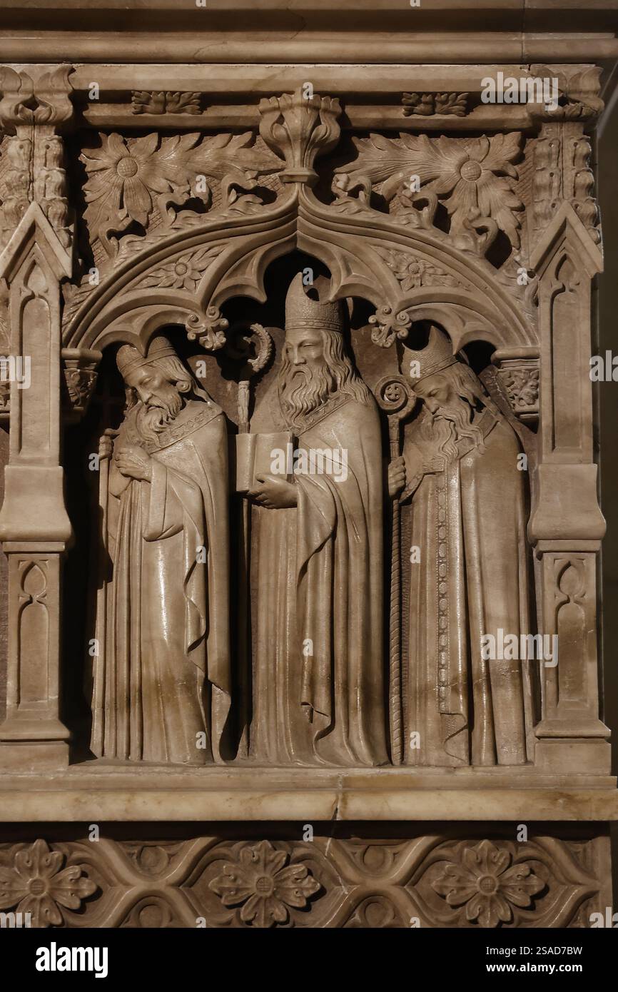 Monastère Santa Maria de Poblet, Catalogne, Espagne. Reliefs tombeaux Banque D'Images