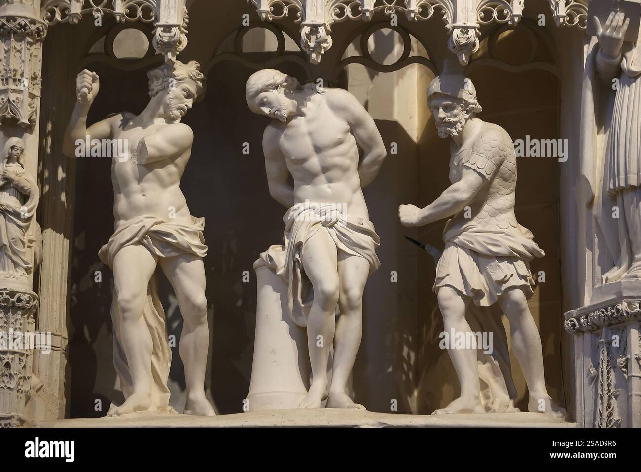 Cathédrale catholique notre-Dame, Chartres, France. Sculptures ambulatoires. La flagellation du Christ (1713) par Simon Mazière. Banque D'Images