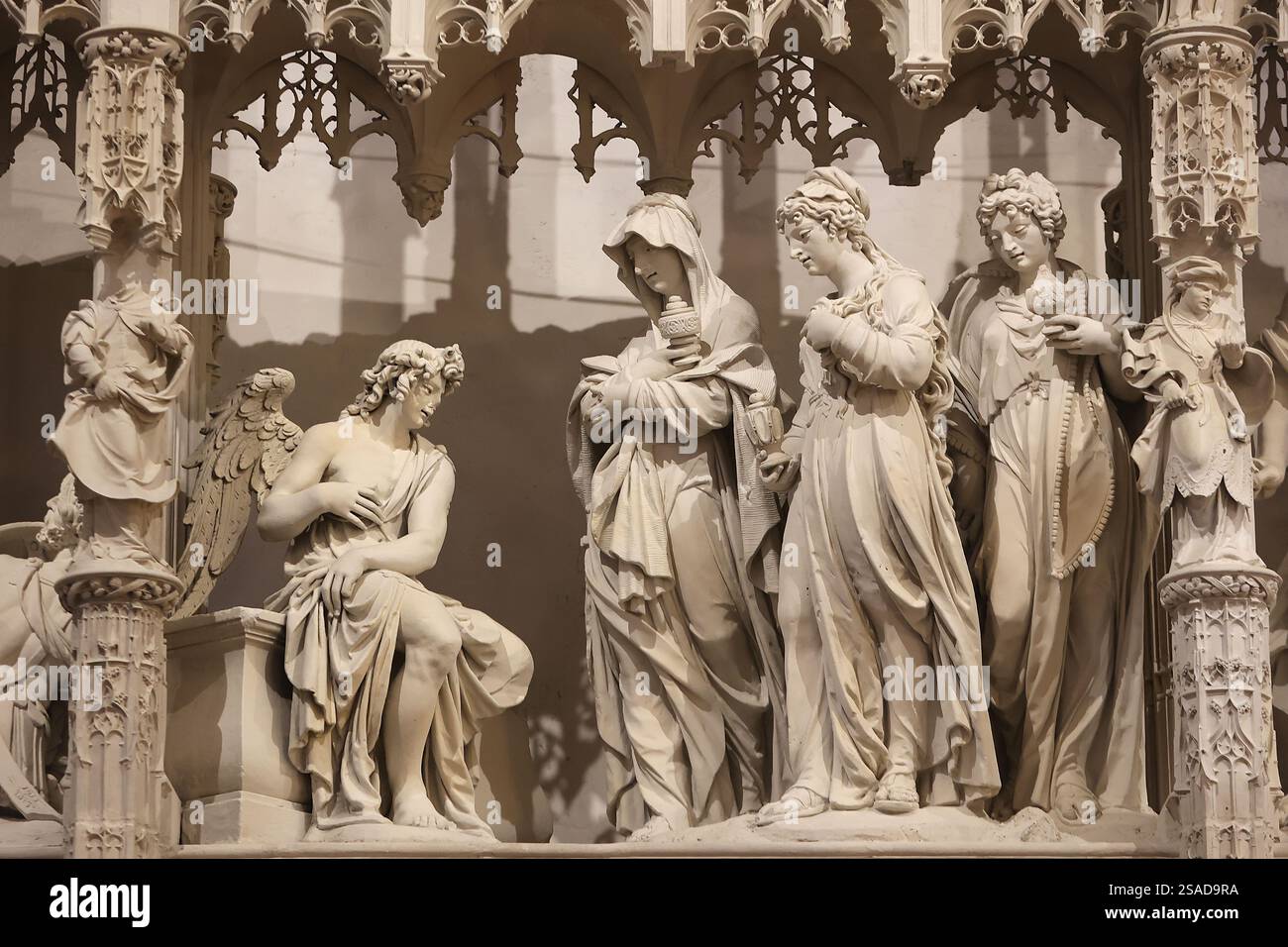 Cathédrale catholique notre-Dame, Chartres, France. Sculptures ambulatoires. Les saintes femmes au Sépulcre de Thomas boudin, 1610-1611. Banque D'Images