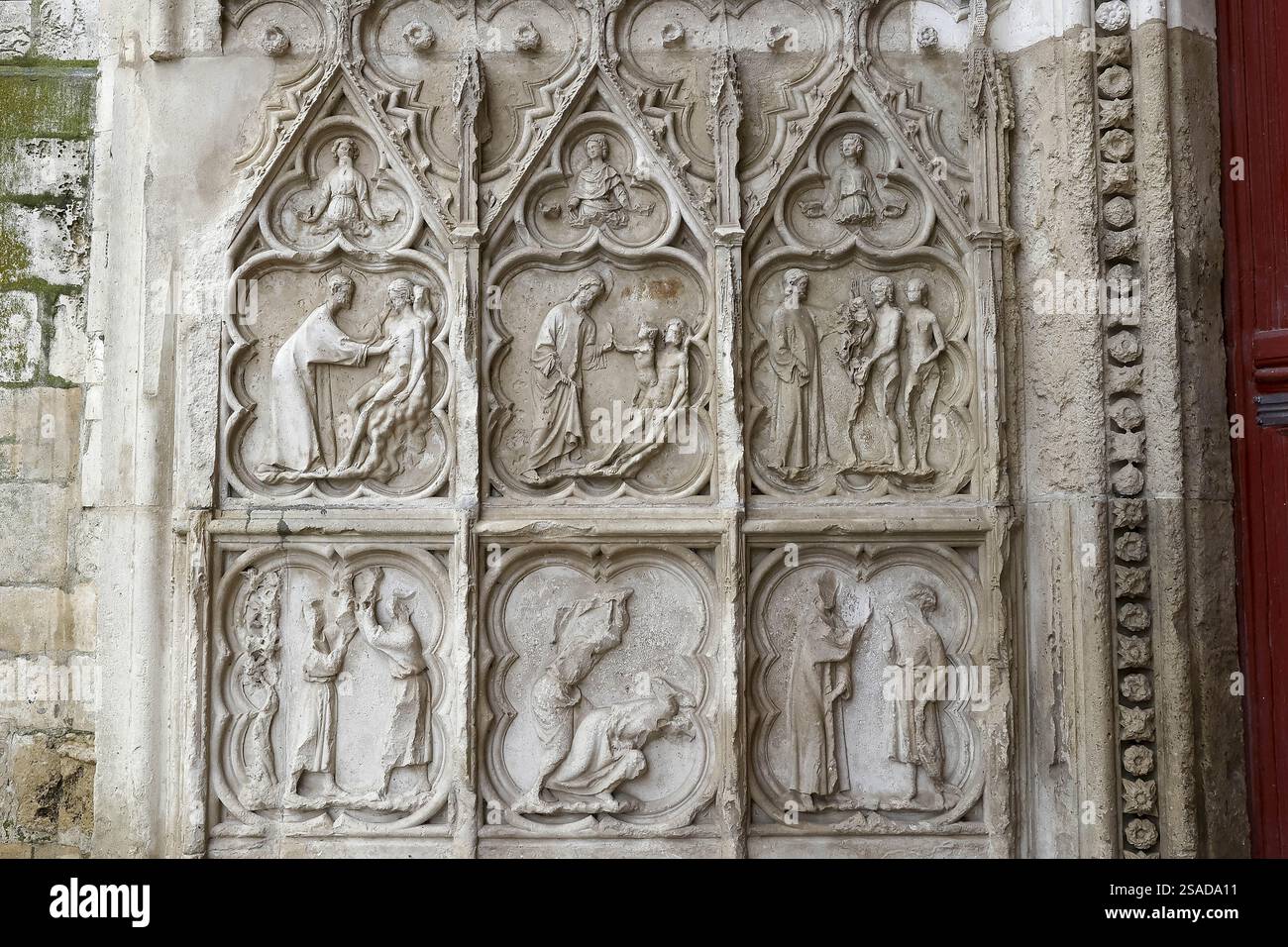 Cathédrale Saint-Étienne, Auxerre, Yonne, France. Reliefs sur le porche Banque D'Images