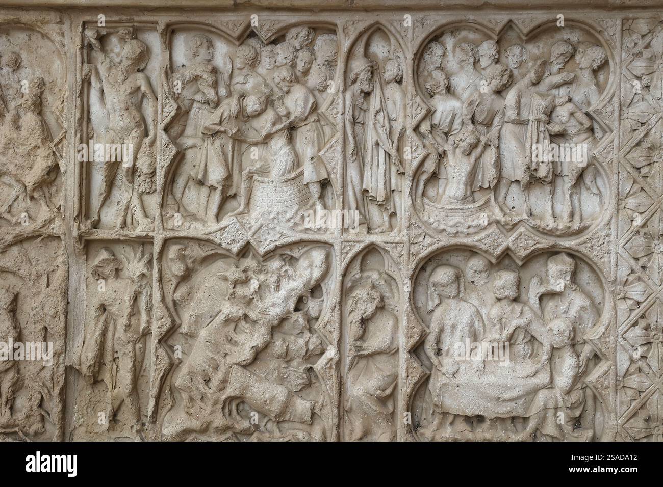Cathédrale Saint-Étienne, Auxerre, Yonne, France. Reliefs sur le porche Banque D'Images