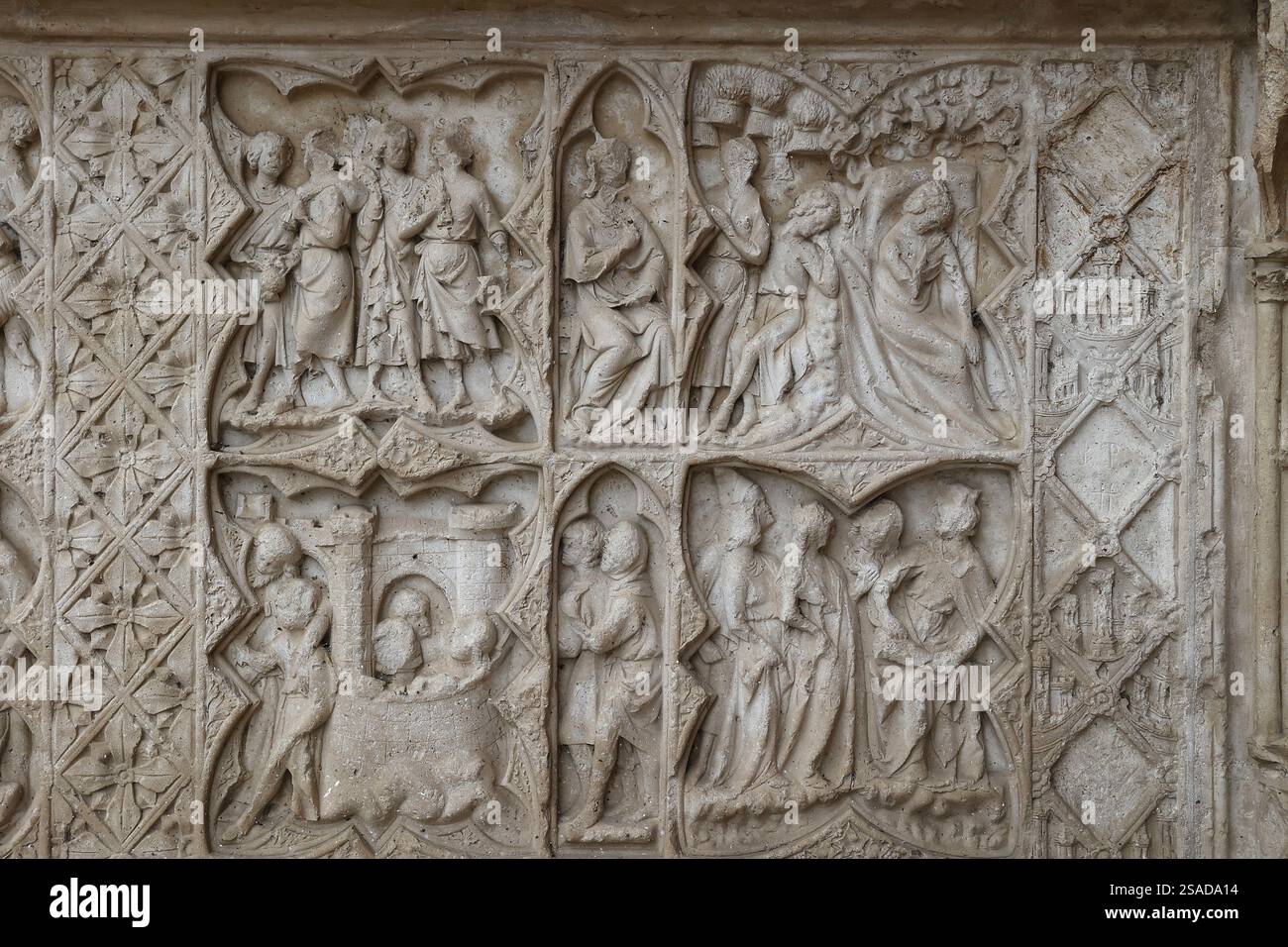 Cathédrale Saint-Étienne, Auxerre, Yonne, France. Reliefs sur le porche Banque D'Images