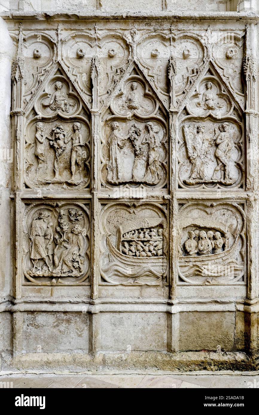 Cathédrale Saint-Étienne, Auxerre, Yonne, France. Reliefs sur le porche Banque D'Images