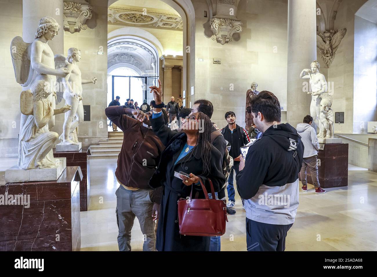Groupe de visiteurs de la Maison Bakhita au musée du Louvre, Paris, France.. Banque D'Images