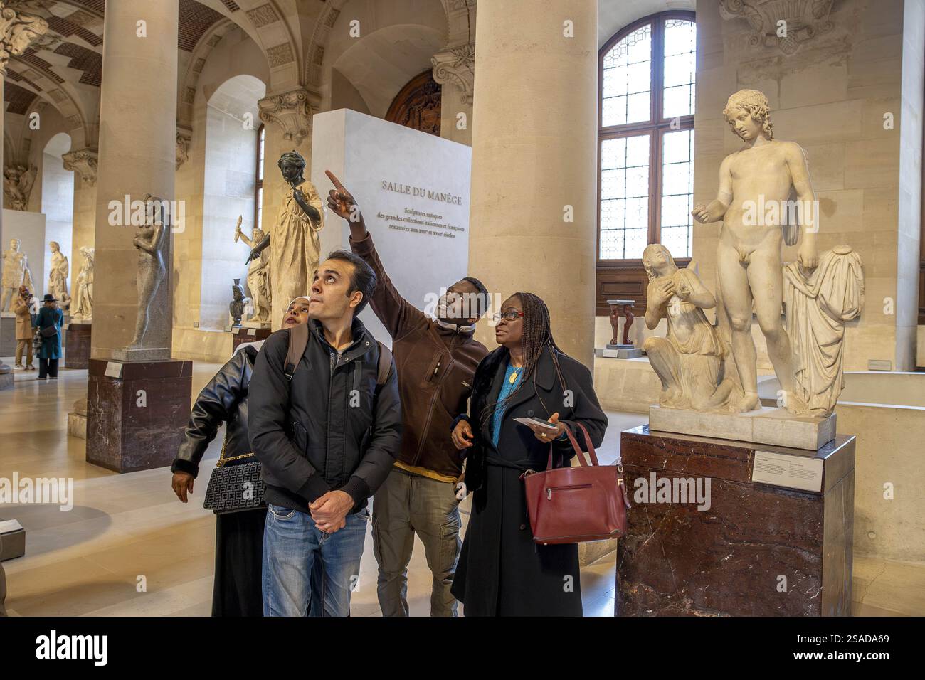 Groupe de visiteurs de la Maison Bakhita au musée du Louvre, Paris, France.. Banque D'Images