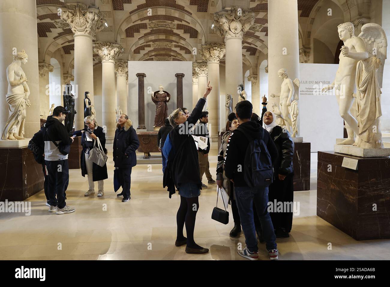 Groupe de visiteurs de la Maison Bakhita au musée du Louvre, Paris, France.. Banque D'Images