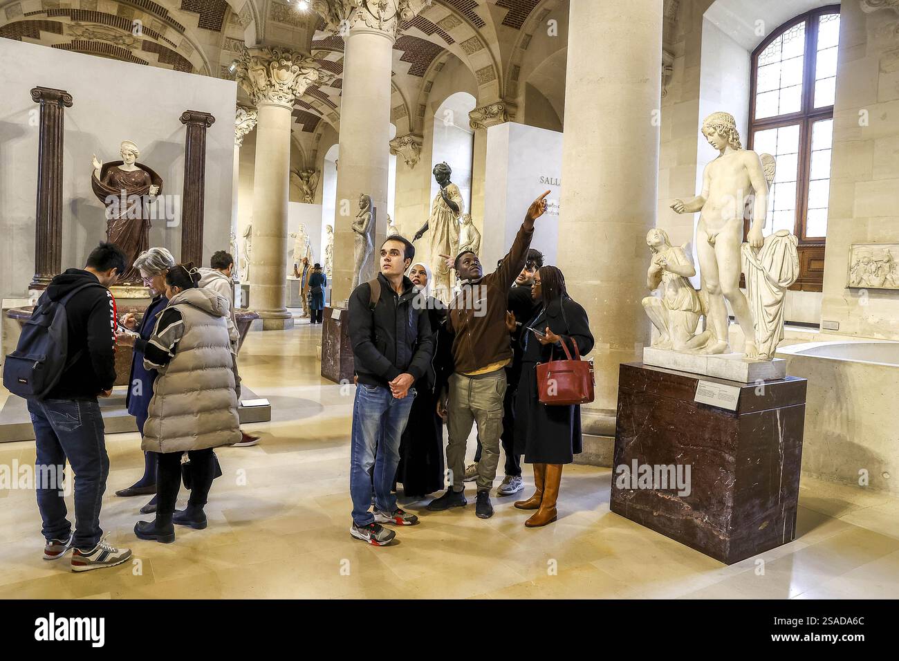Groupe de visiteurs de la Maison Bakhita au musée du Louvre, Paris, France.. Banque D'Images