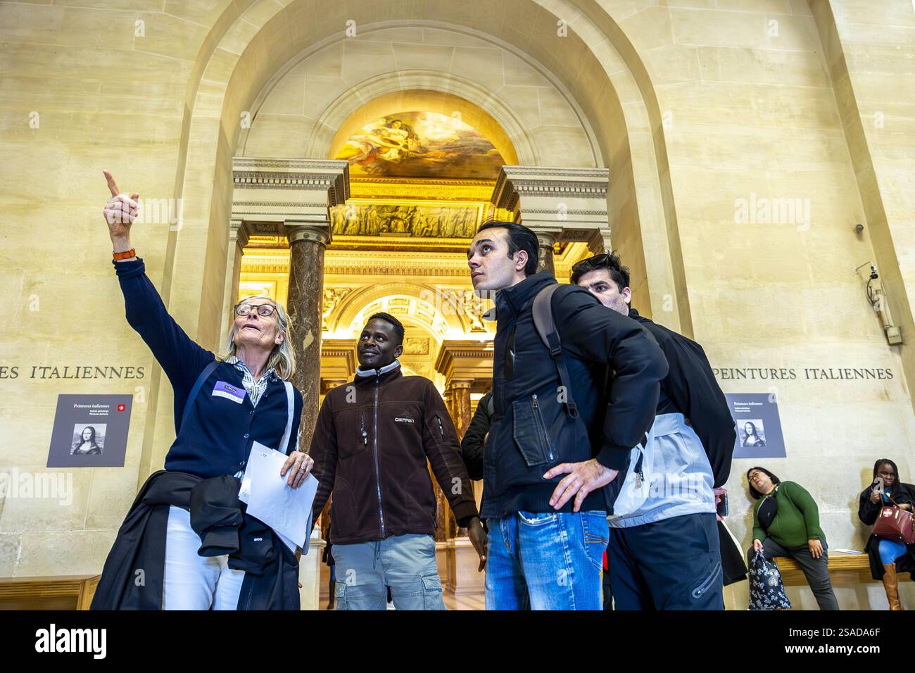 Groupe de visiteurs de la Maison Bakhita au musée du Louvre, Paris, France.. Banque D'Images