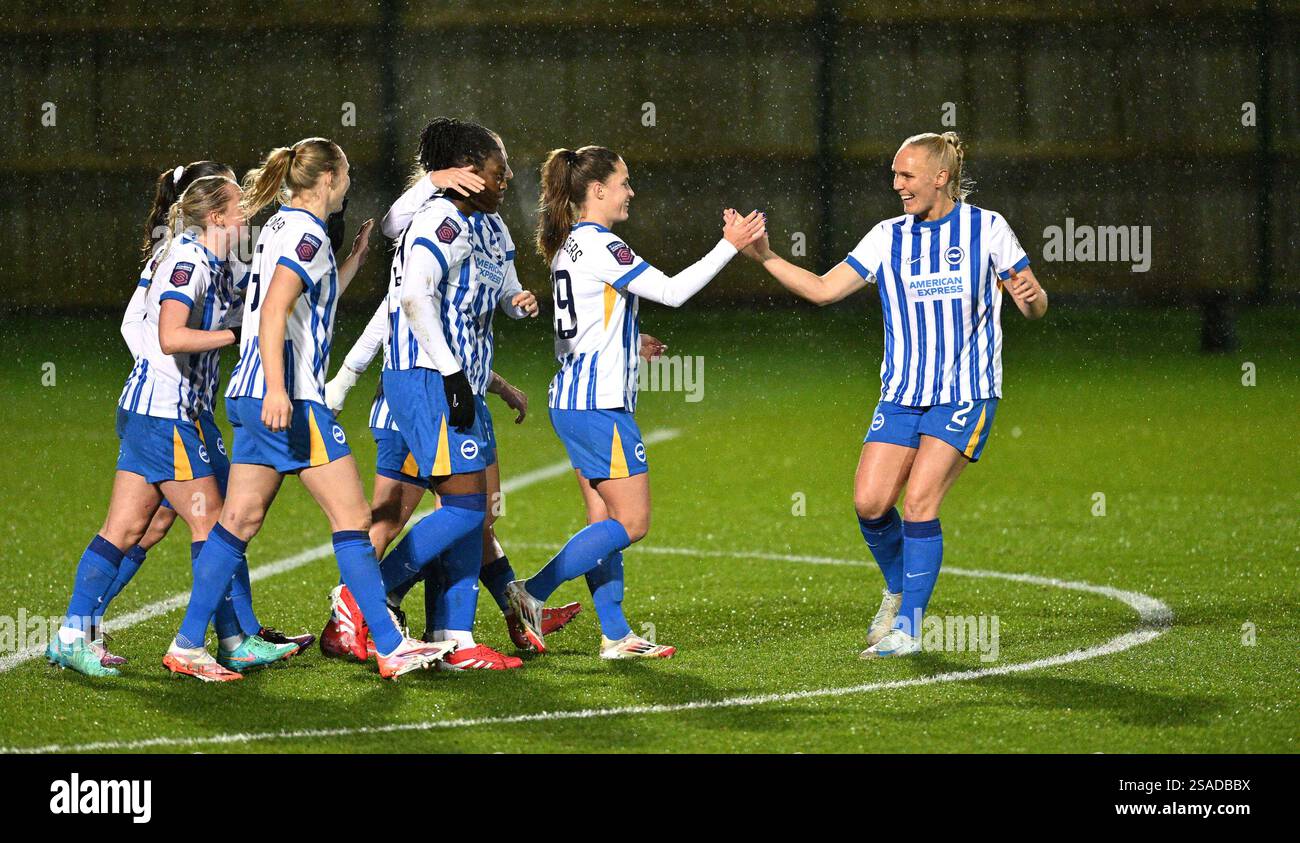 Lancers , Sussex UK 29 janvier 2025 - Brighton célèbre après Michelle Agyemang de Brighton a marqué son deuxième. Le point de penalty lors du match de football de quatrième tour de la FA Cup Adobe Women's FA Cup entre Brighton & Hove Albion et Durham au American Express Elite Football performance Centre , Lancing , Sussex : crédit Simon Dack /TPI/ Alamy Live News Banque D'Images