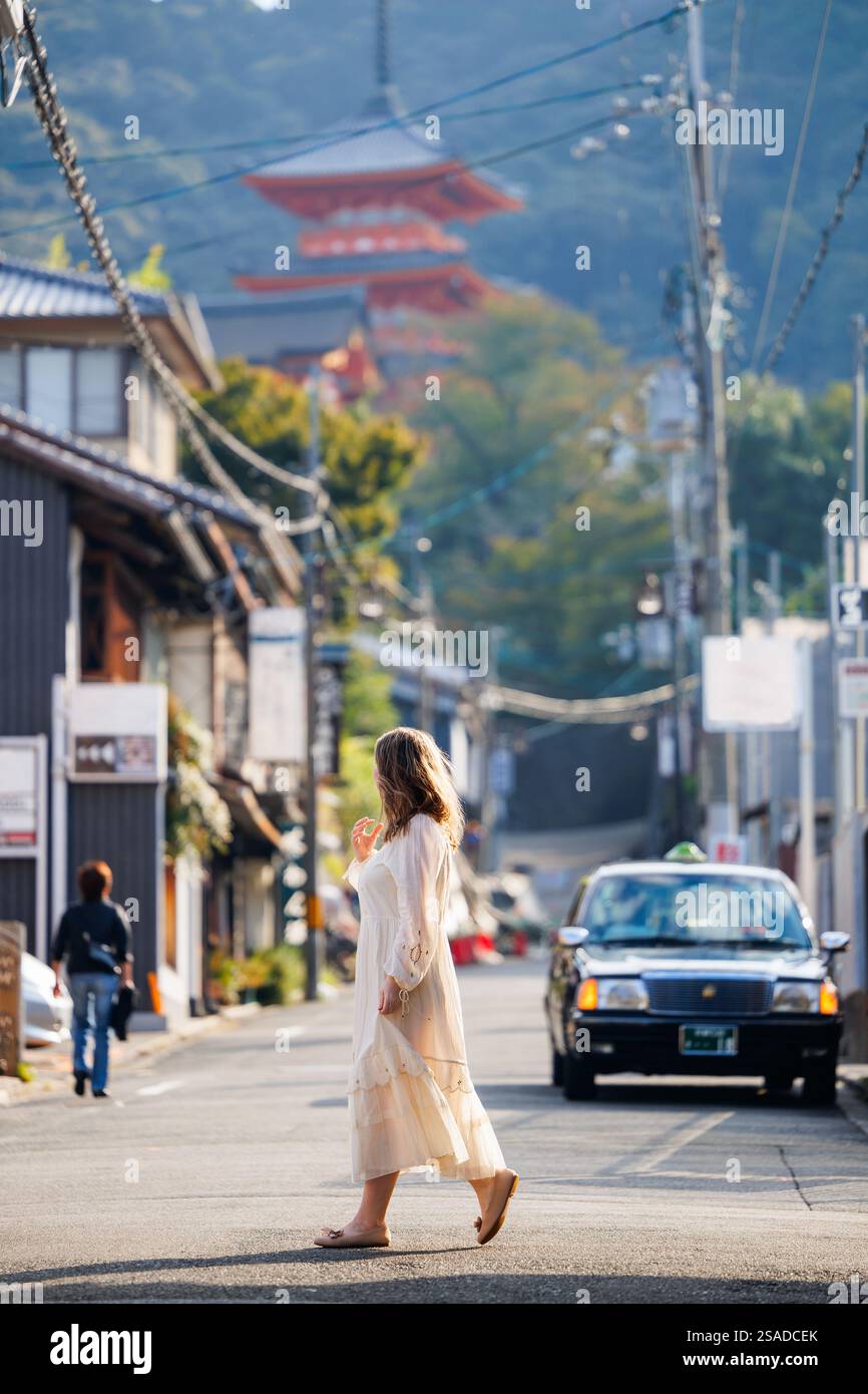 Belle femme marchant dans les rues de Kyoto Banque D'Images